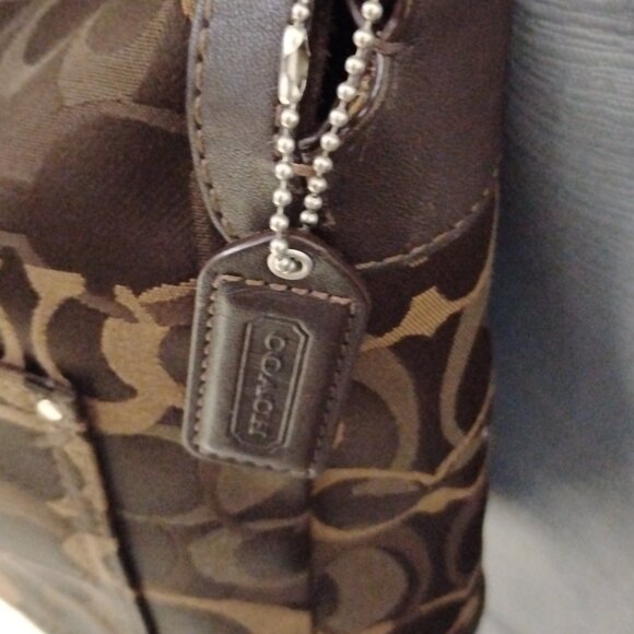 ❤️COACH Chelsea Tricolor Turnlock 10143 Brown signature Purse - Picture 4 of 9